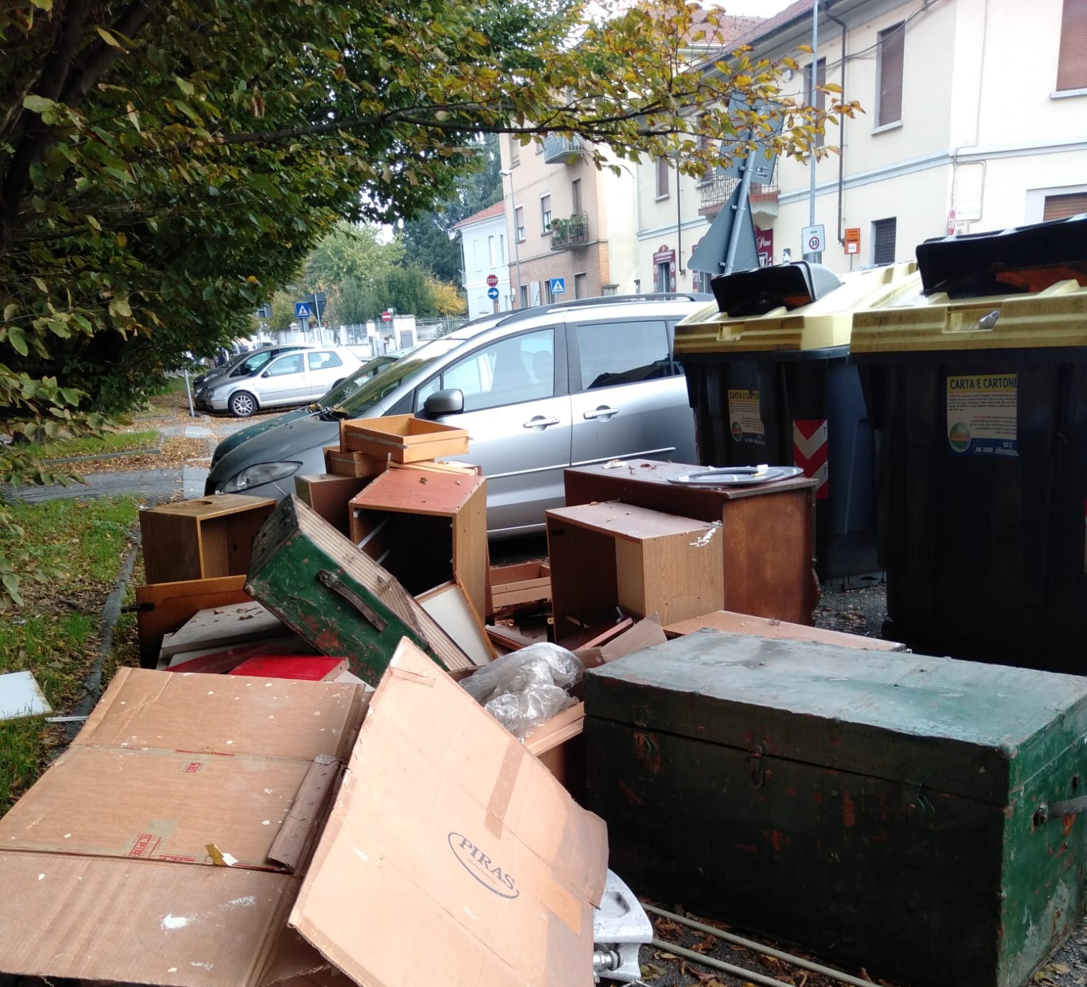 Rimossi rifiuti ingombranti abbandonati davanti ai cassonetti in via Campi e alla D4