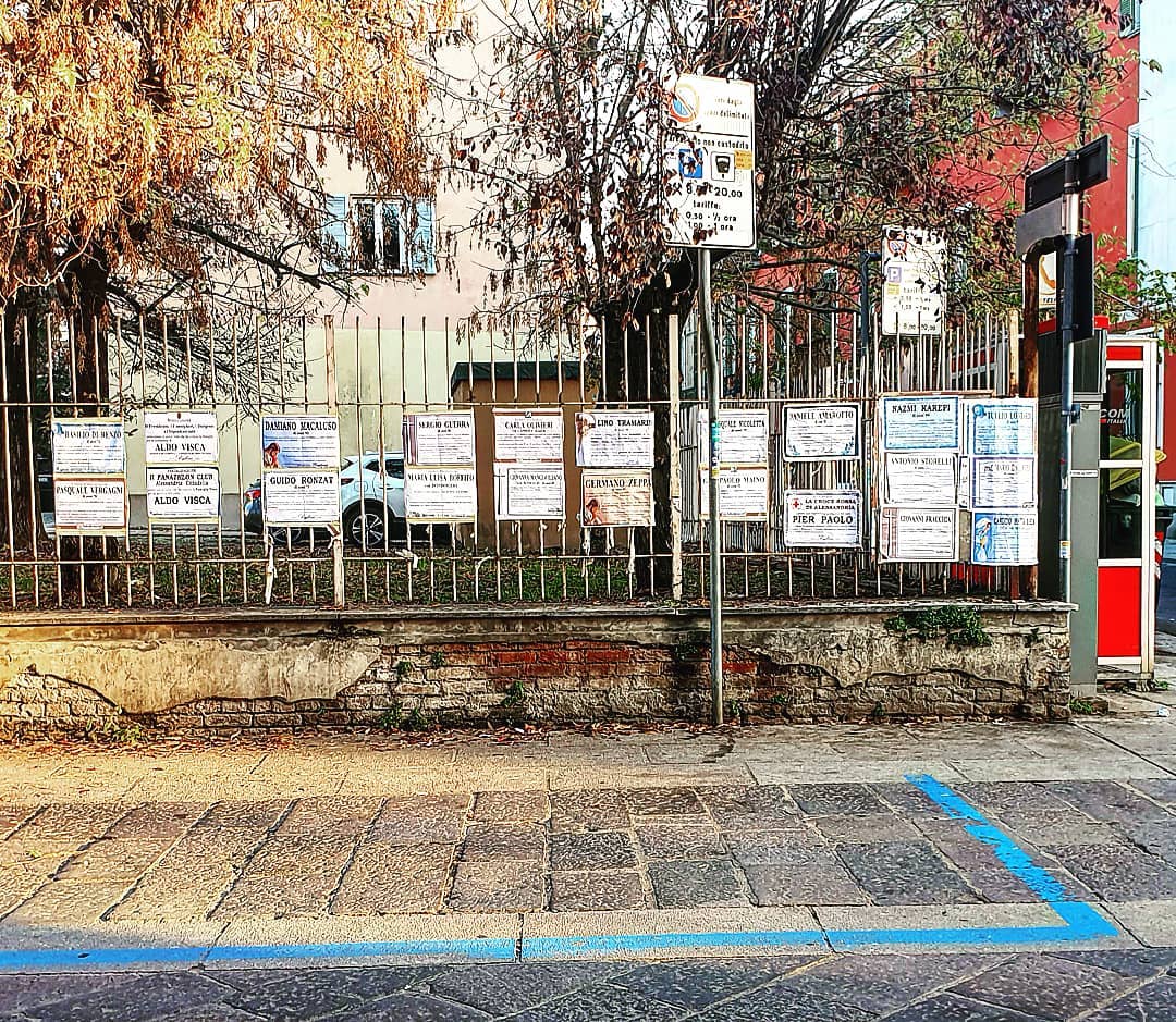 Quella cancellata piena di manifesti funebri è un monito: “Se ne esce con la responsabilità di tutti”