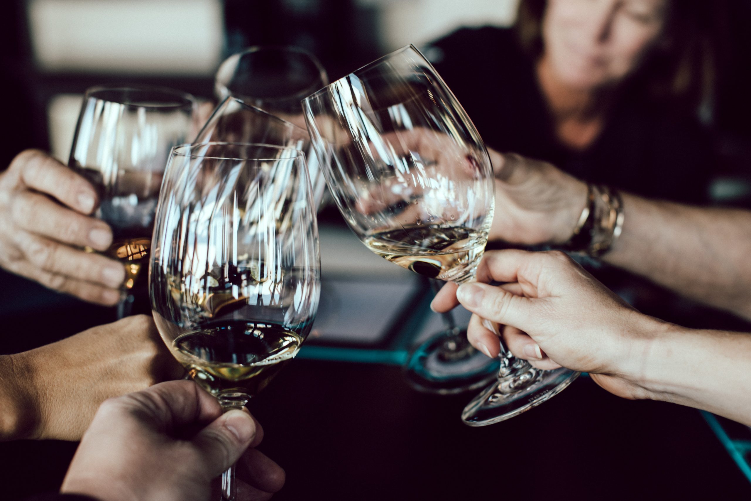 Fanno aperitivo fuori dal bar: sanzioni per gli otto avventori e locale chiuso