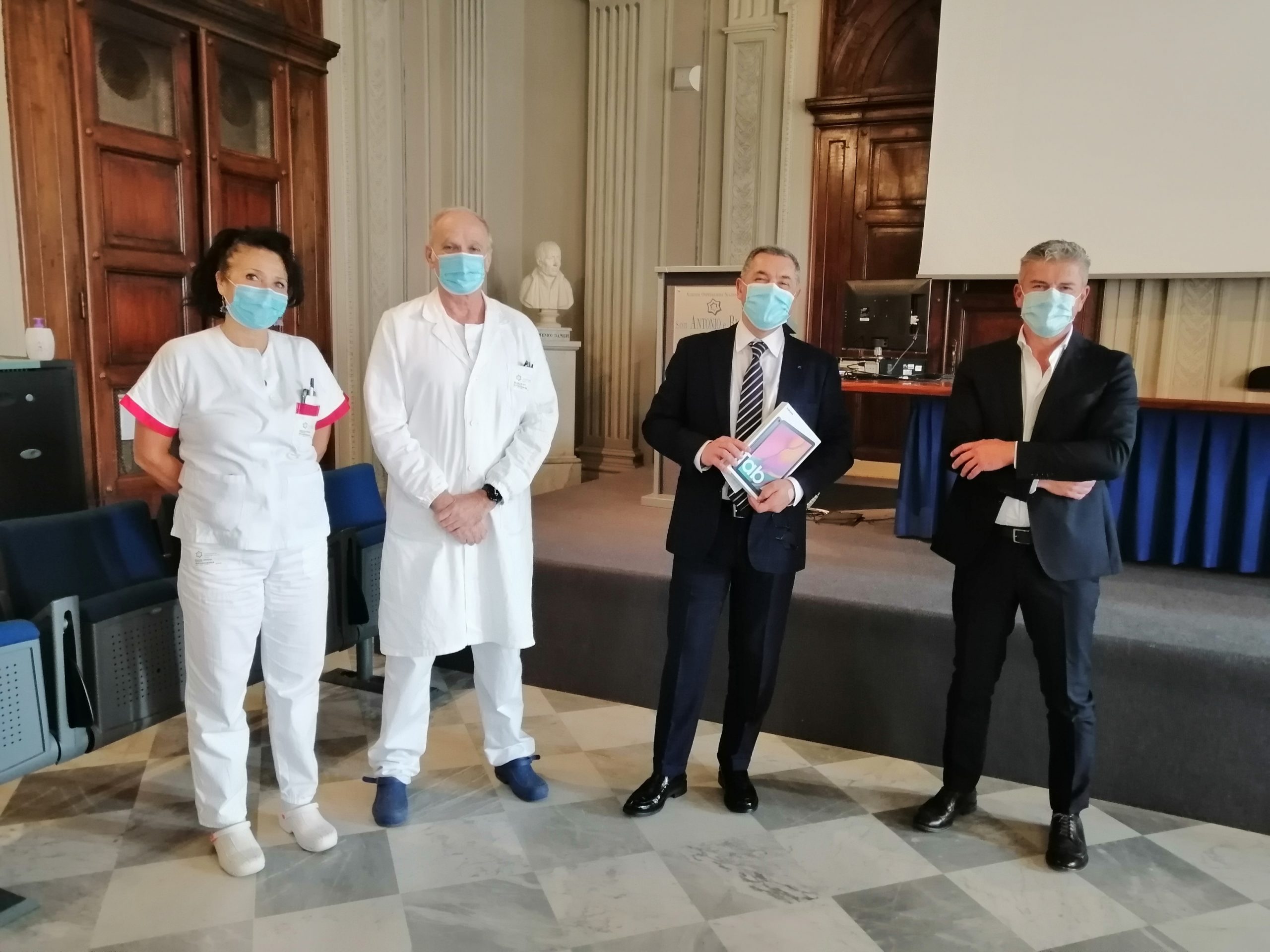 Un tablet alla Geriatria dell’Ospedale di Alessandria per avvicinare pazienti e parenti