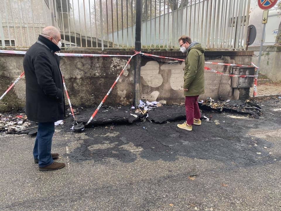 “Atto vandalico” a Valenza: in fiamme 4 cassonetti. Oddone: “Avviate indagini per trovare autori”