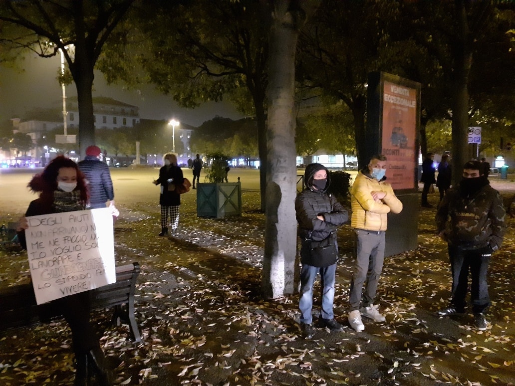 Manifestazione in piazza Libertà contro il nuovo Dpcm: davanti alla Prefettura una decina di persone