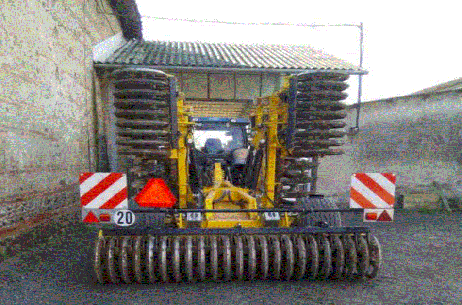 Blocca il traffico con un mezzo agricolo sulla provinciale che collega Acqui con Alessandria: patente ritirata