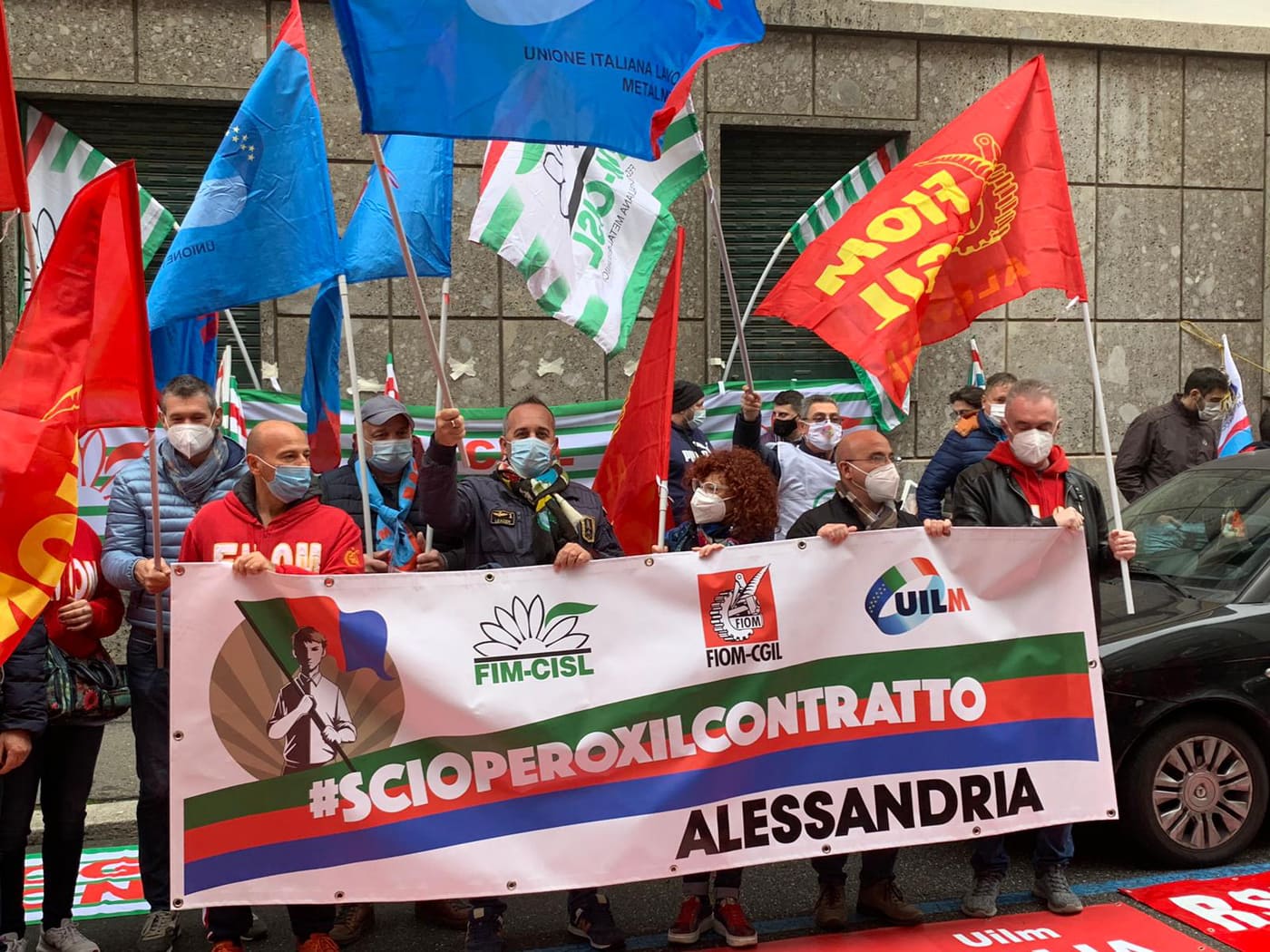 Lavoratori metalmeccanici davanti a Confindustria: “41 euro in più? Non bastano neanche per la spesa”