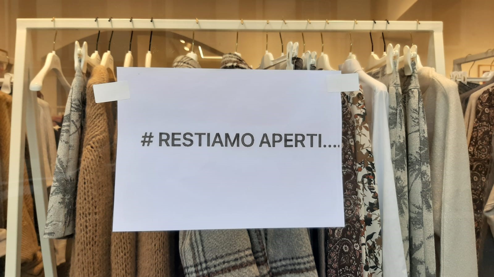 A Valenza mistero sui cartelli con “#restiamoaperti” nei negozi