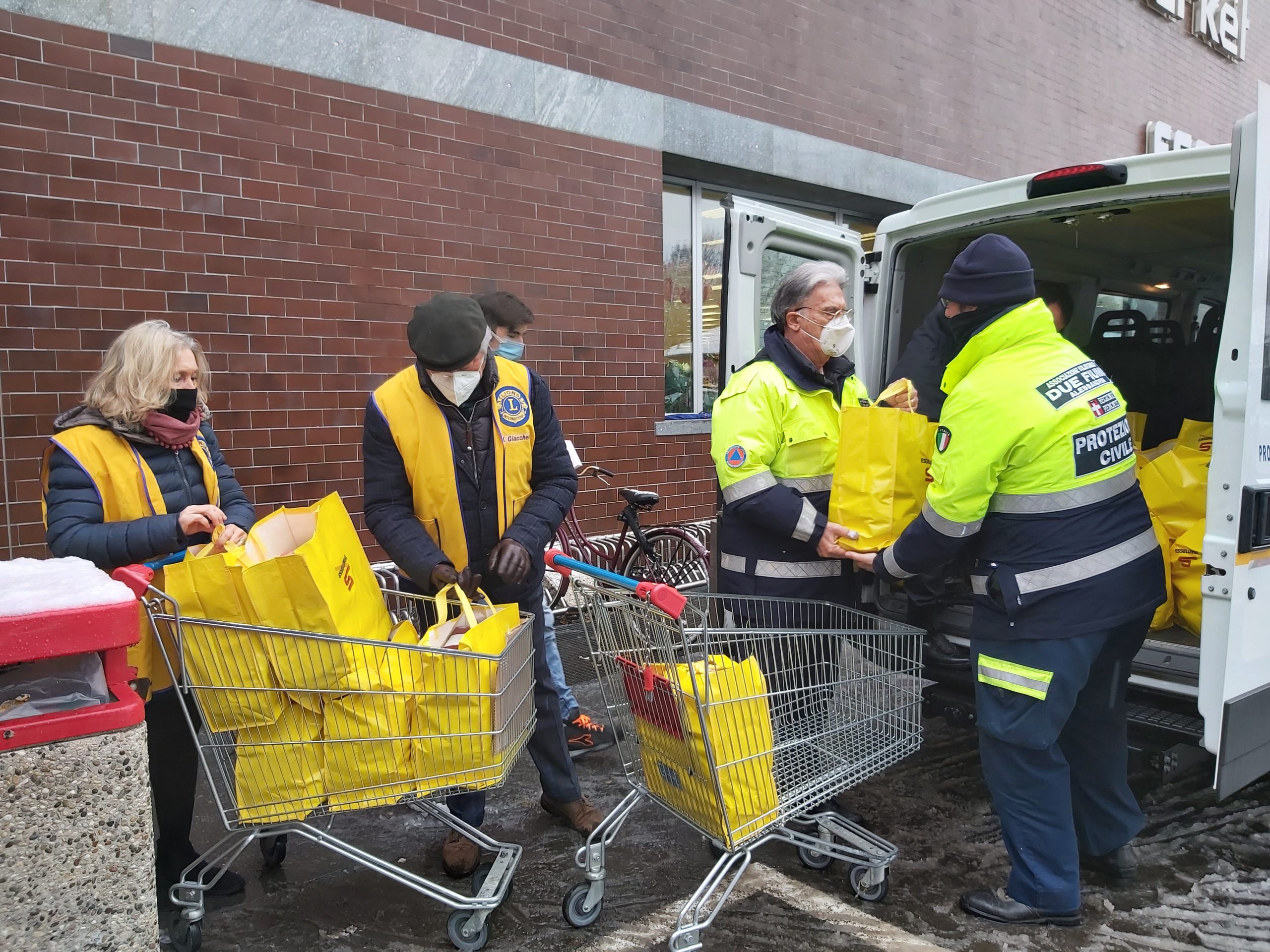 Dai Lions di Alessandria 220 pacchi alimentari donati alle famiglie in difficoltà