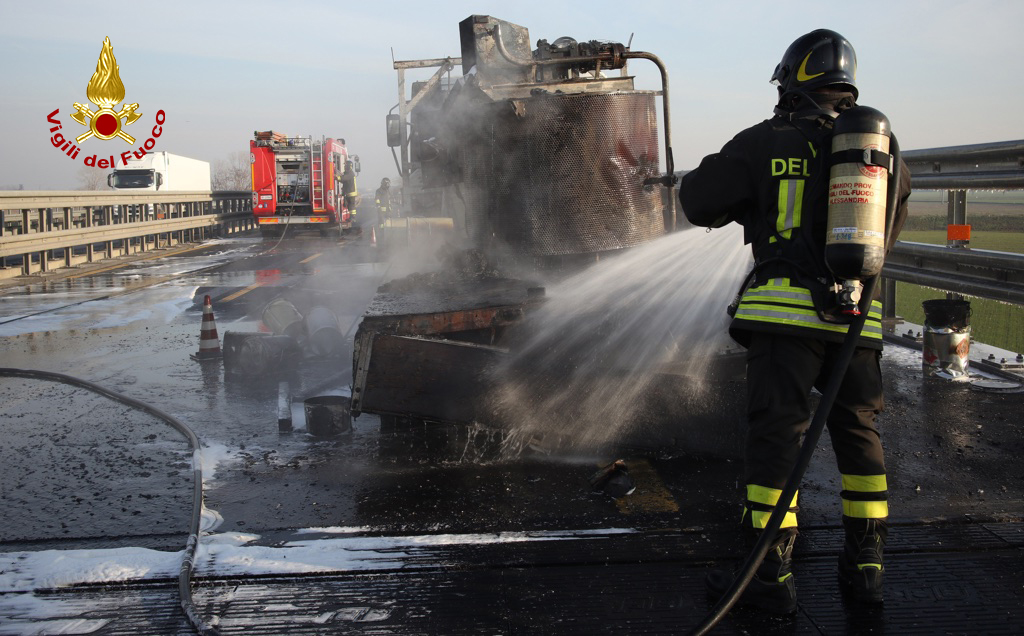 Incendio mezzo pesante verso normalità traffico su A21 in direzione Piacenza