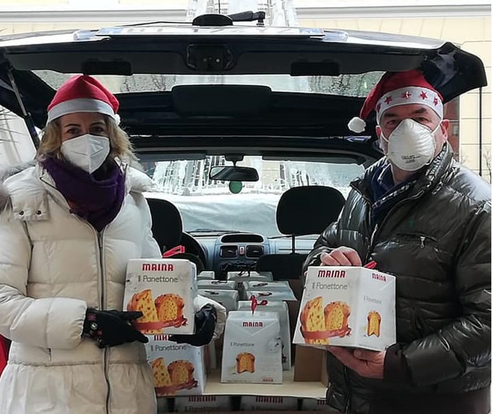 A Valenza consegnati 50 panettoni all’Uspidalì dal sindaco Oddone in versione Babbo Natale