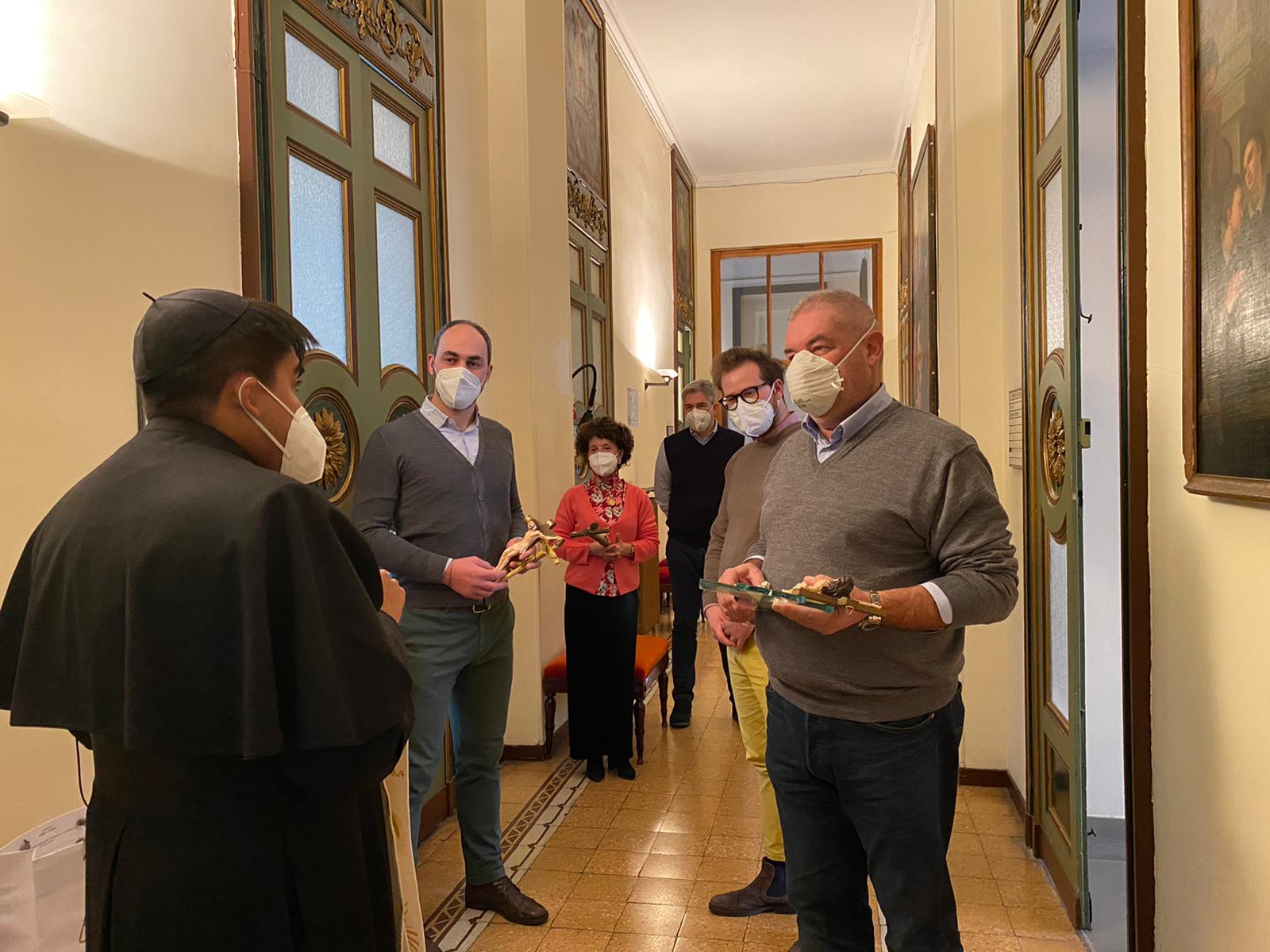 Benedetti gli uffici comunali di Valenza da don Santiago Ortiz