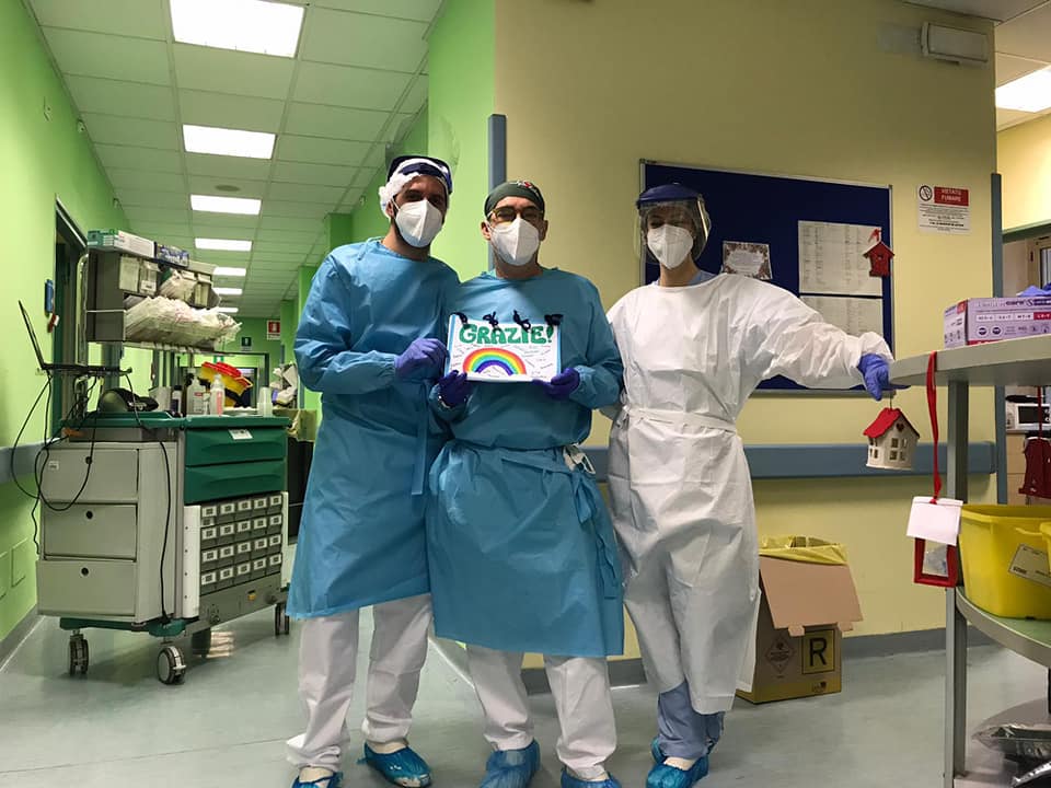 La dedica degli alunni della Scuola Primaria di Corso Romita di Tortona agli operatori sanitari