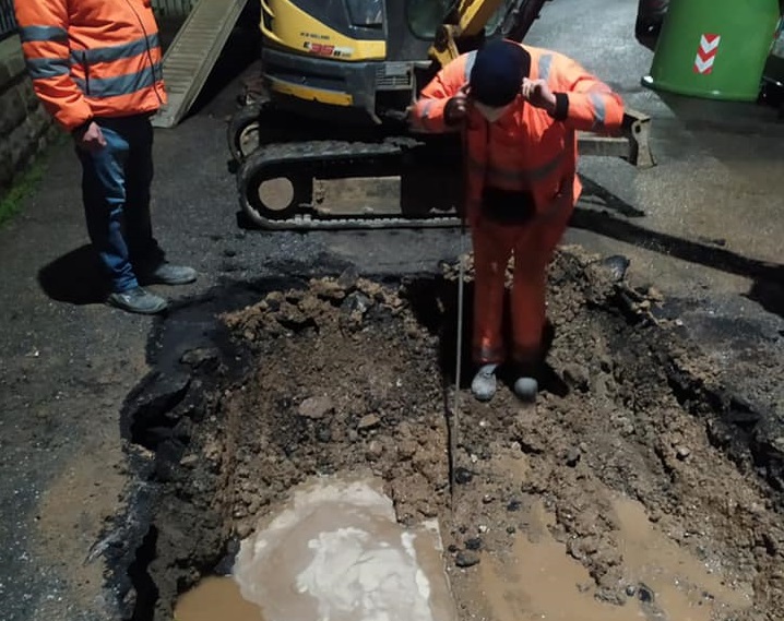 Rotta una tubatura dell’acqua in via del Castagnone a Valenza: al lavoro i tecnici di Amv