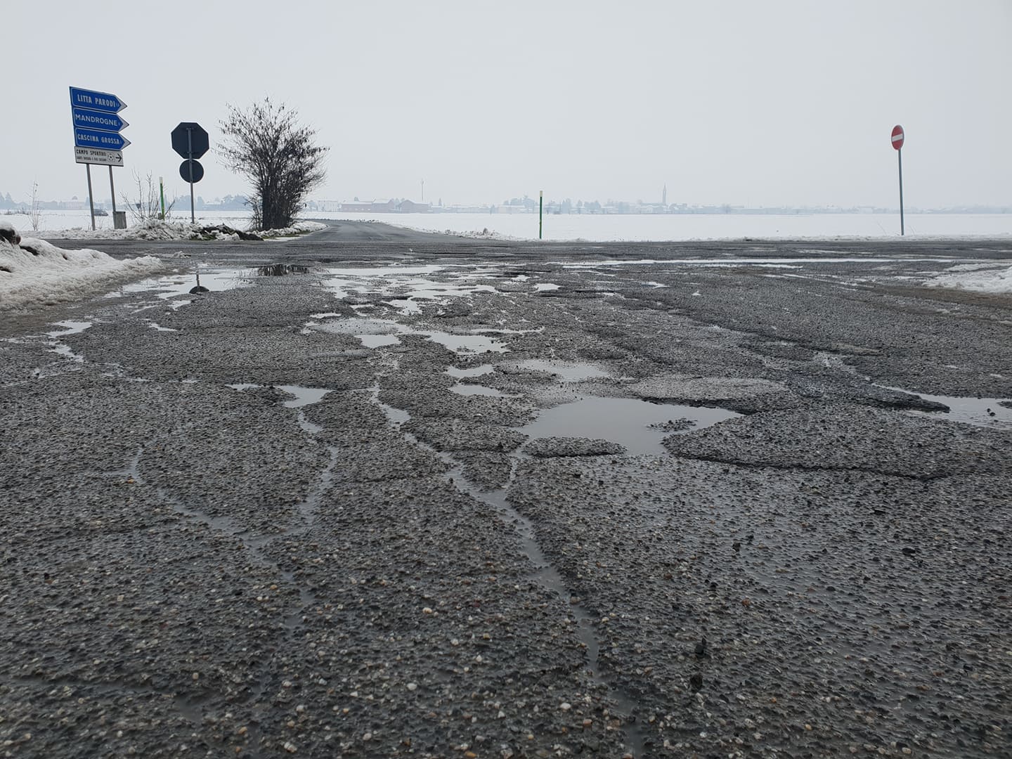 Dopo la neve il manto stradale della Sr10 per Spinetta e Tortona è piena di buche profonde