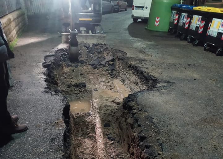 Tubatura dell’acqua rotta in via del Castagnone a Valenza: trovata e riparata la perdita