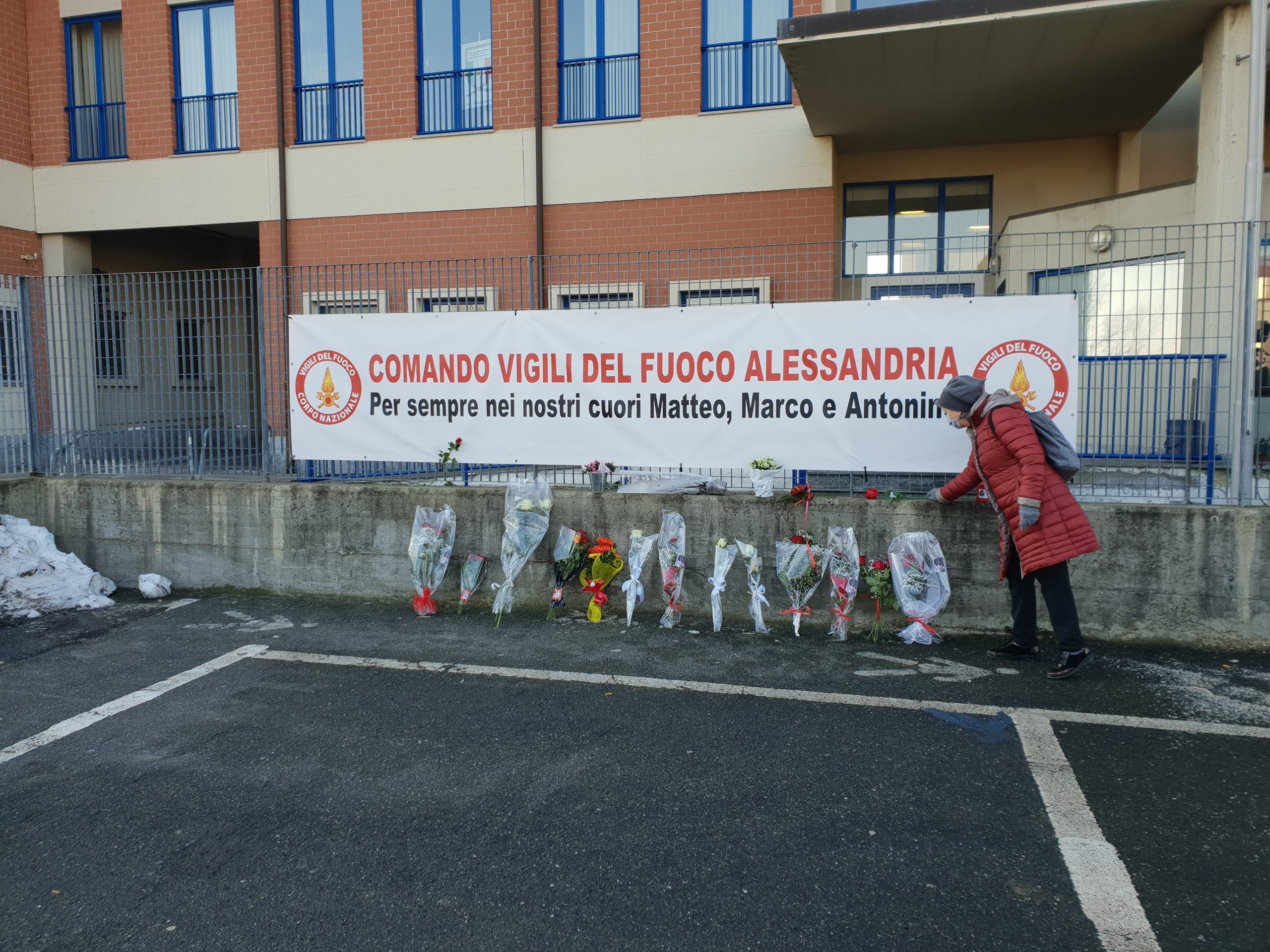 Davanti alla caserma di Alessandria il nuovo abbraccio ai Vigili del Fuoco