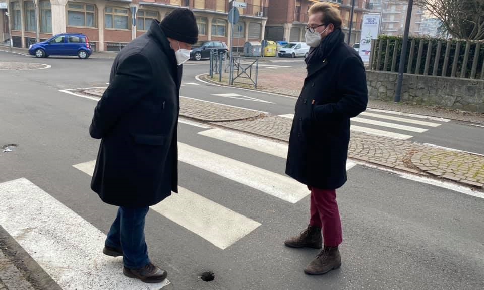 Si apre un buco lungo la strada a Valenza: “Situazione in fase di verifica”