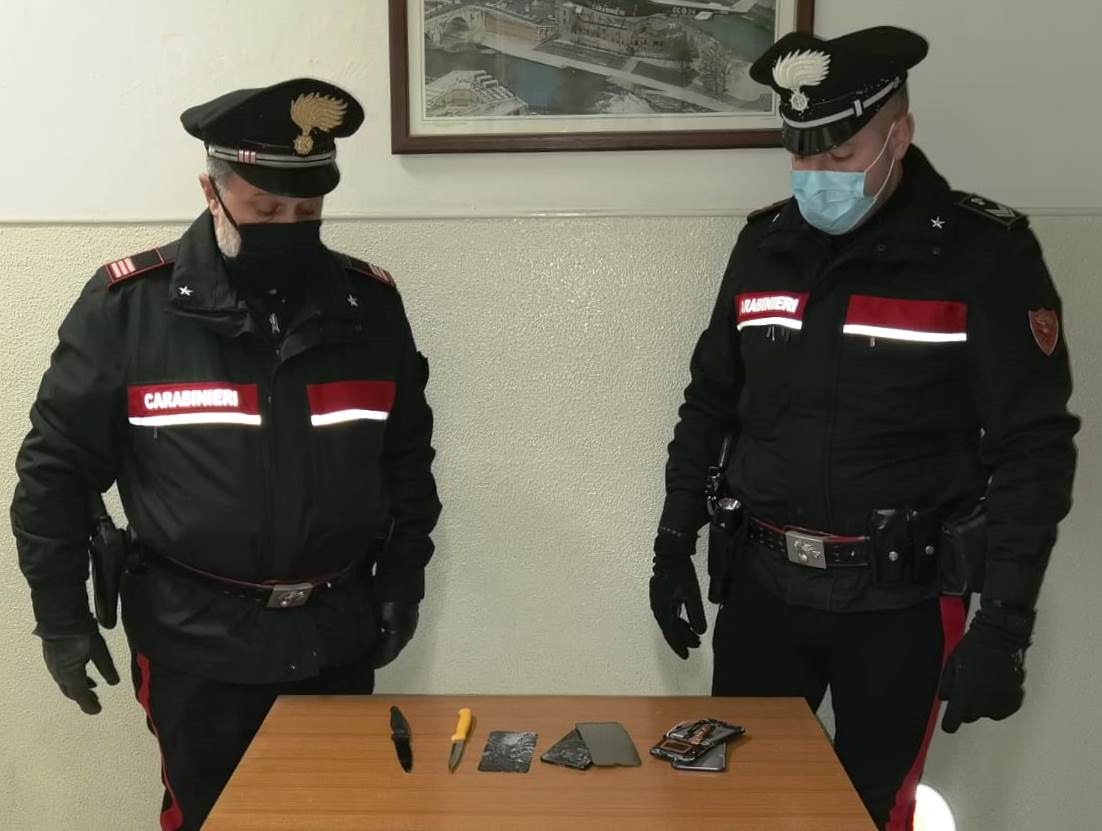Minaccia la moglie e poi la aggredisce con un coltello da cucina: arrestato