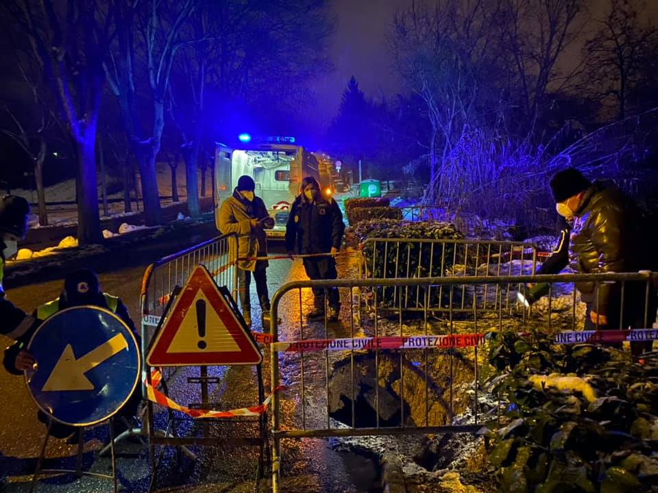 A Valenza si apre una voragine in via Banda Lenti: sul posto la Protezione Civile e il sindaco