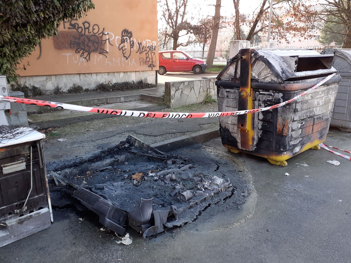 Serata di fuoco al Cristo: cassonetti e auto in fiamme a ripetizione