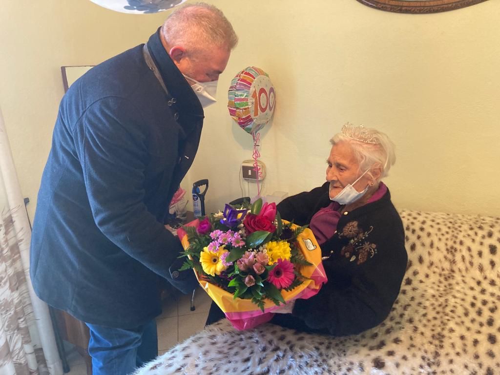 Per i 100 anni di Elena un mazzo di fiori e una targa