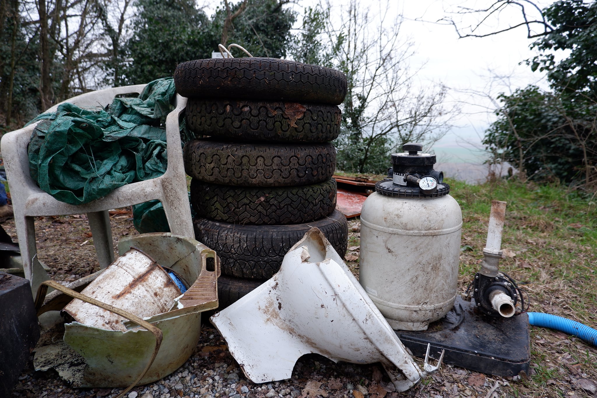 Anche 3 motorini nella mole di rifiuti raccolti a Monte Valenza da “Salviamo il nostro verde”
