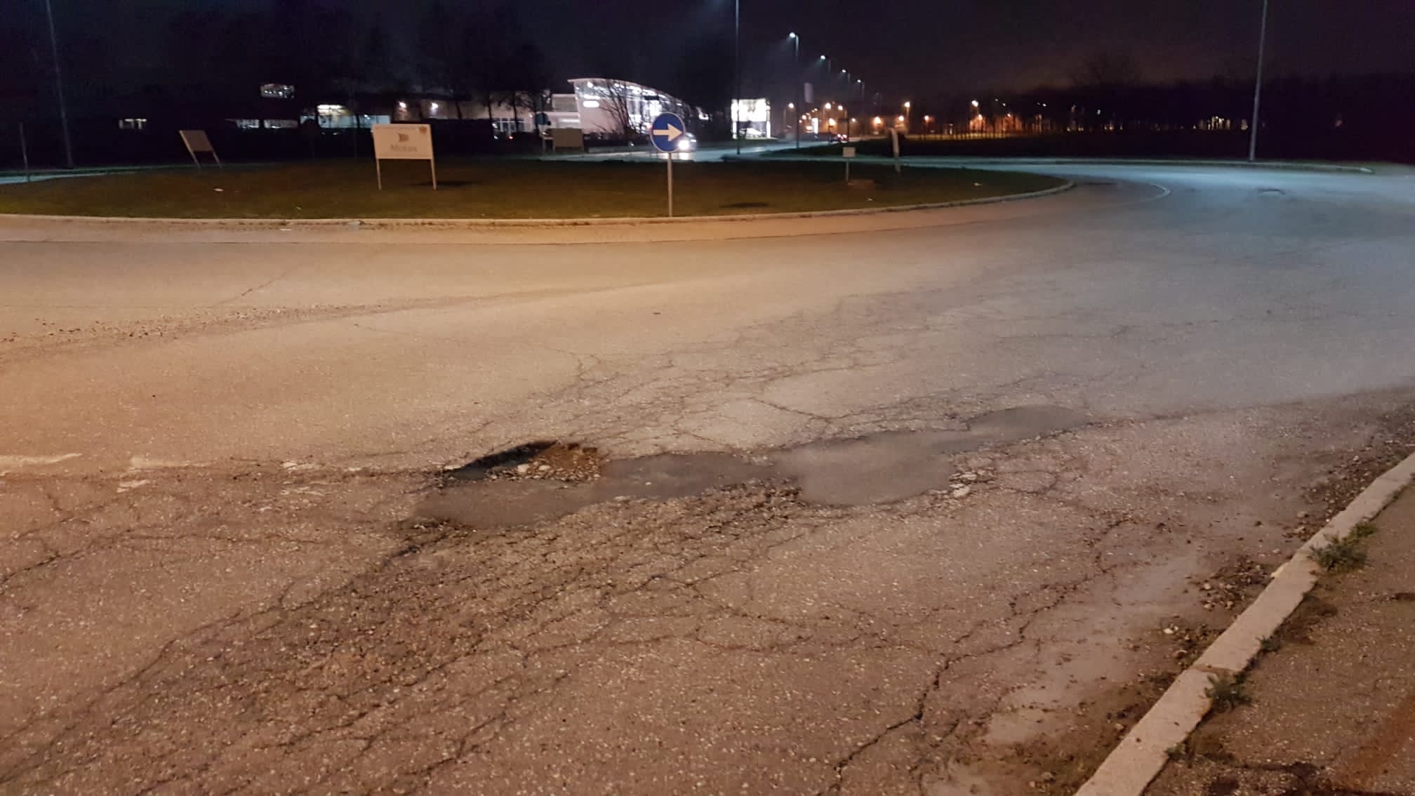 “Di nuovo la gomma a terra a causa di una buca”: lo sconforto di un alessandrino