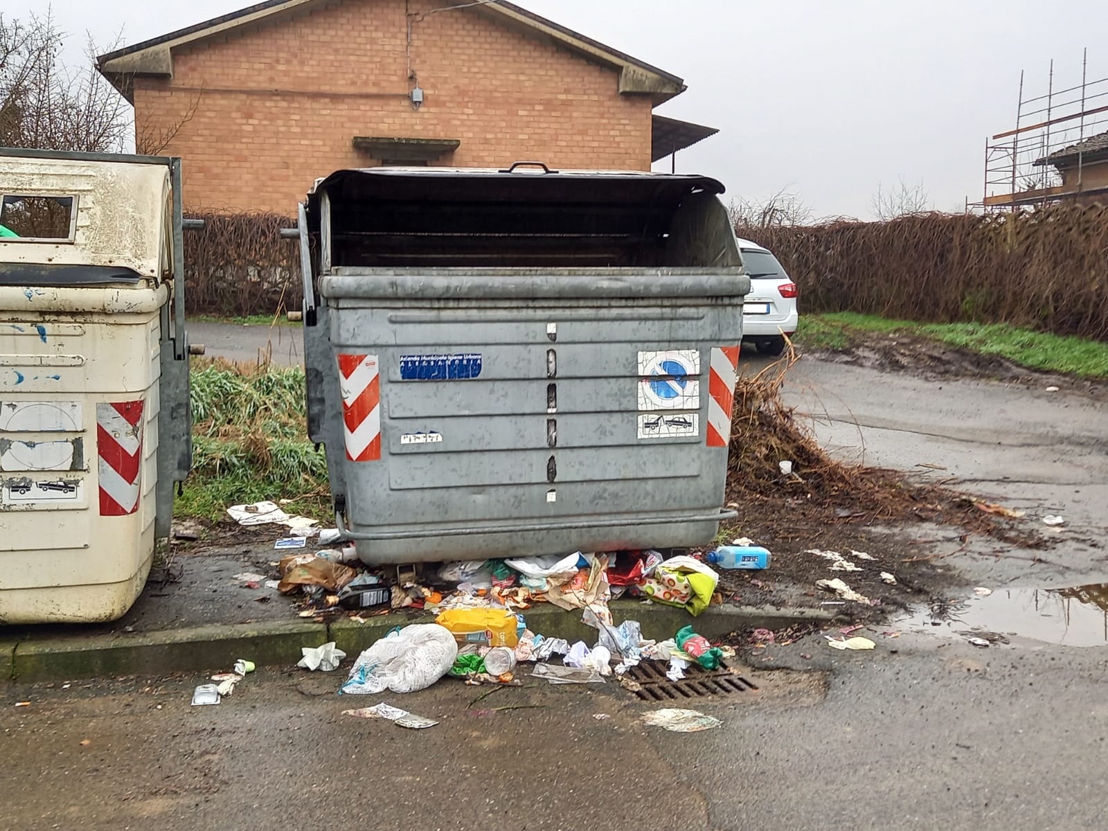 Tanti cassonetti rotti a Casalbagliano, Amag Ambiente: “Saranno sostituiti la prossima settimana”