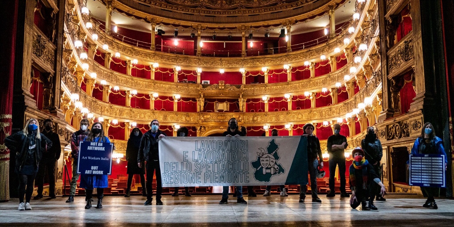 Lavoratori spettacolo in piazza a Torino: “Tavolo coi Ministri Cultura, Lavoro e Sviluppo Economico”