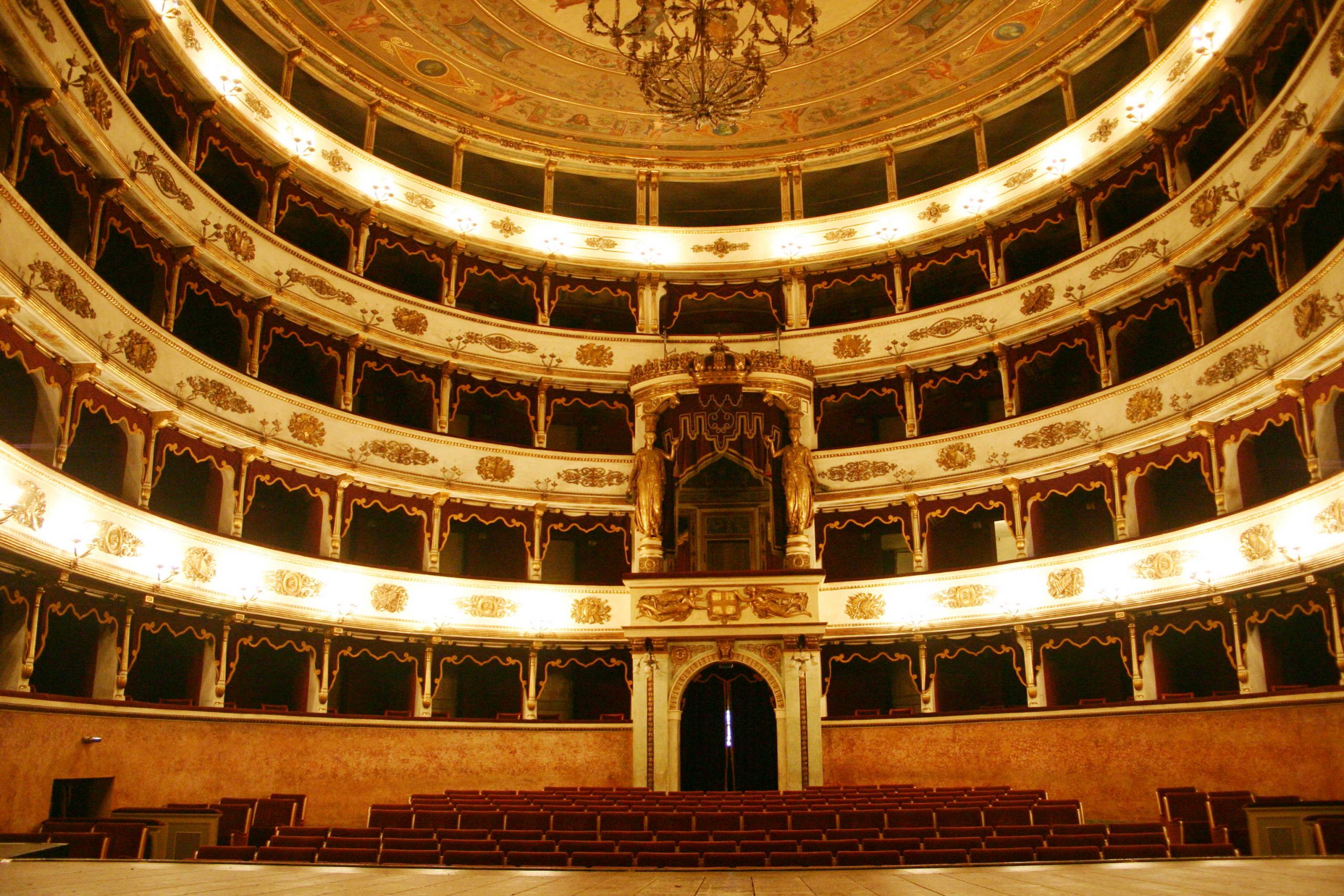 Il teatro di Casale c’è: lunedì luci accese per dire che esiste