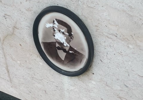 Atti vandalici al cimitero di Alessandria: scritte sulle tombe e foto distrutte: “Situazione indegna”