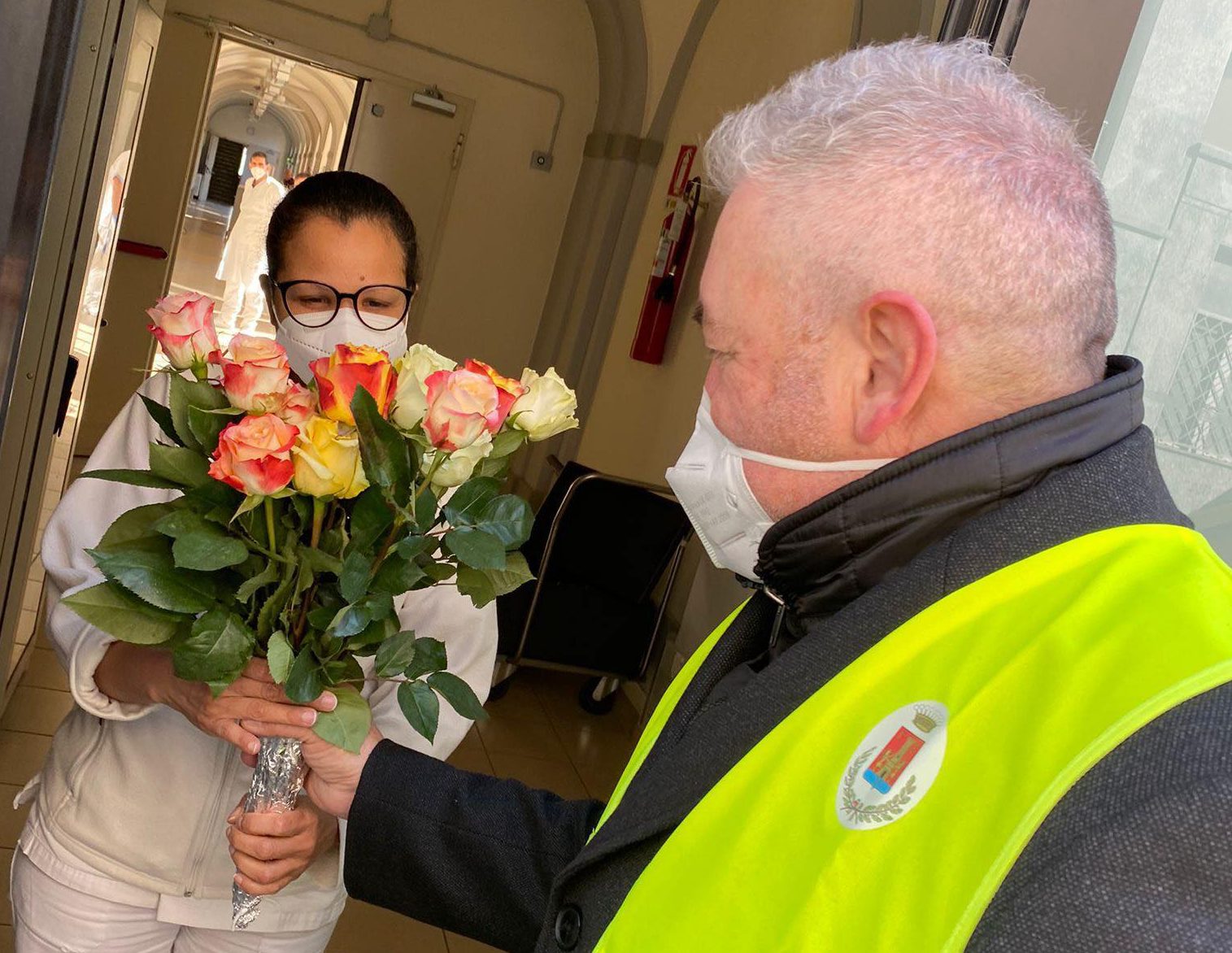 A Valenza un cuore gigante e decine di rose per celebrare l’amore nonostante il covid