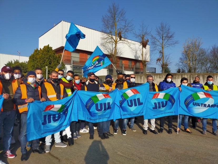 Lavoratori precari per conto di Amazon: adesione in massa allo sciopero
