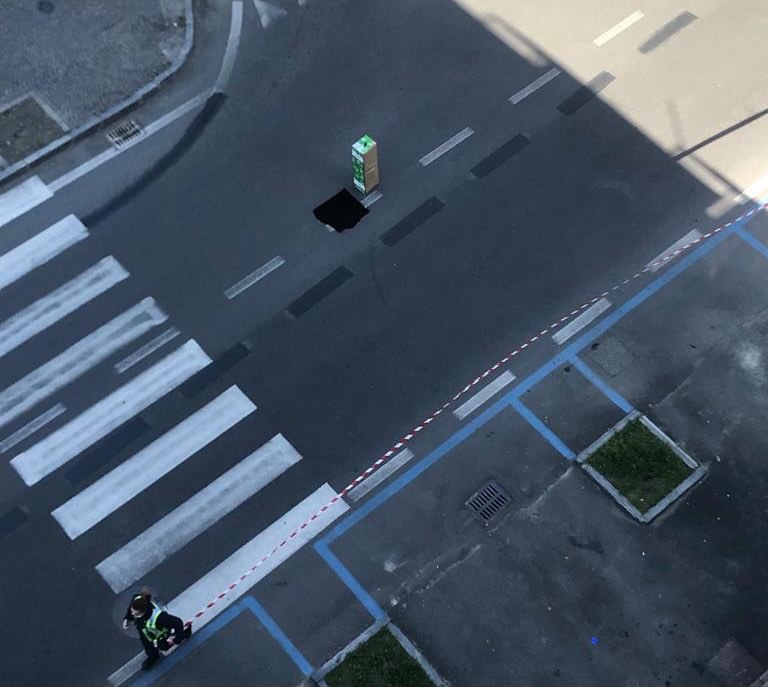 Si apre cratere in viale della Repubblica a Valenza: stop alla circolazione nel tratto