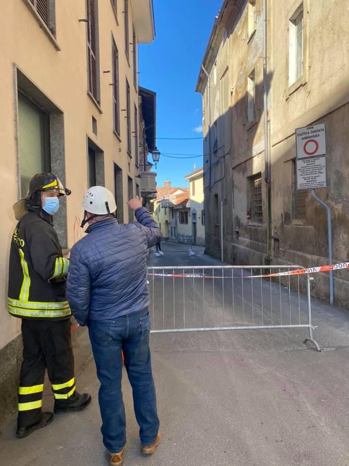Camino pericolante a Valenza: intervento dei Vigili del Fuoco e strada chiusa