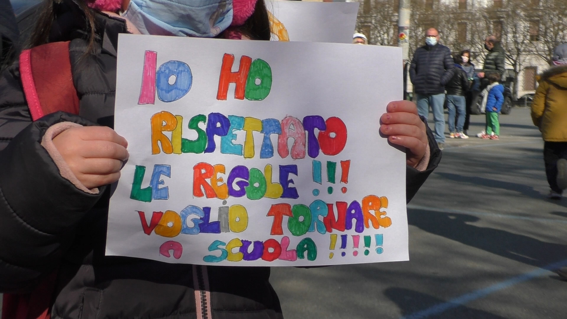 “Riaprite le scuole”. Il presidio sotto Palazzo Rosso “per diritti e futuro” di bambini e ragazzi