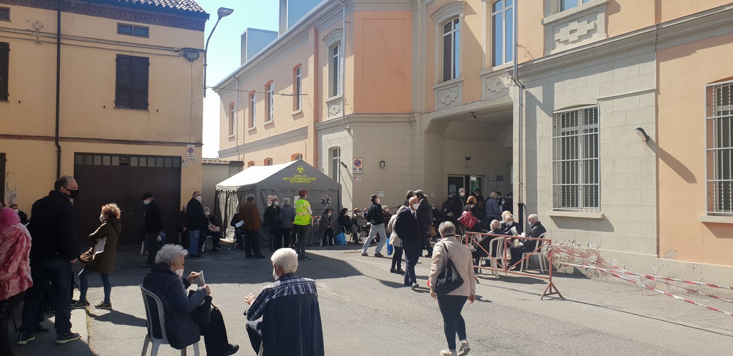 Lunga coda fuori dal centro vaccinale del Cristo: colpa di un problema informatico nelle prenotazioni