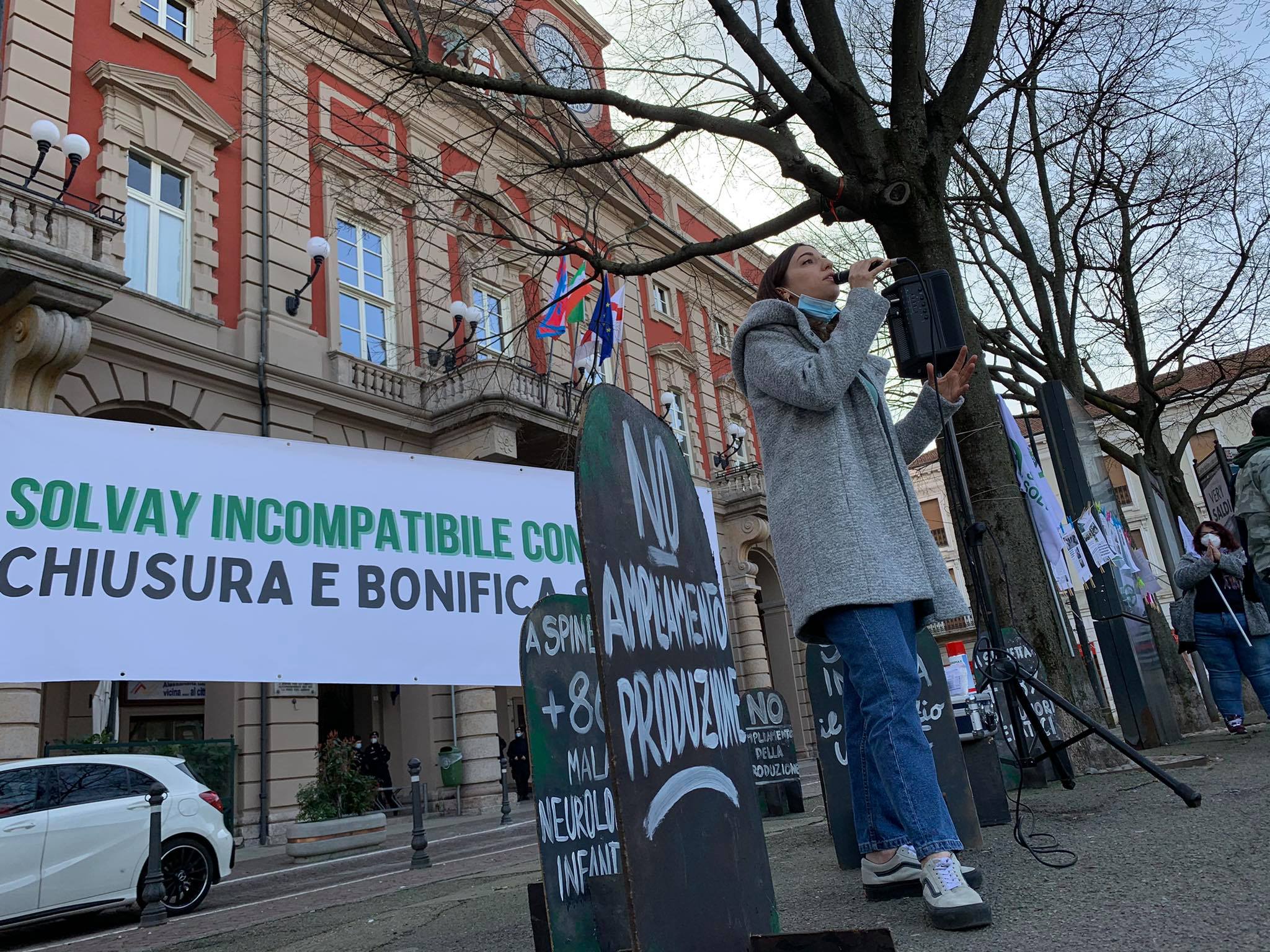 Comitato Stop Solvay sempre più deluso: “Altro rinvio tattico dopo l’ultima conferenza servizi”