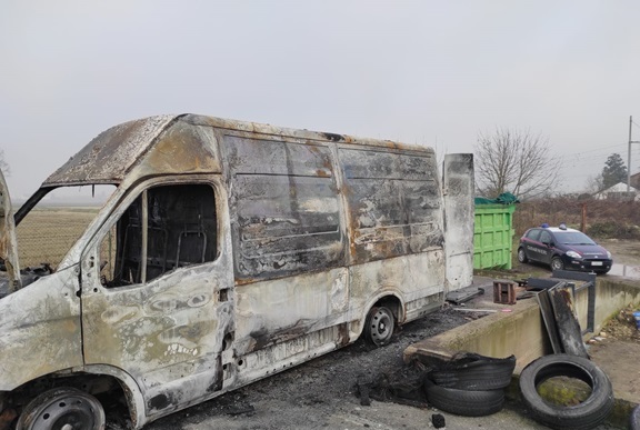 Furgone va a fuoco e vengono scoperti a buttare rifiuti in una discarica chiusa