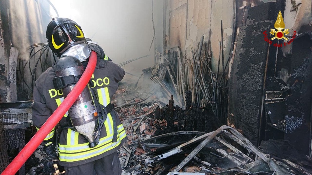 Incendio in un capannone a Tortona: i Vigili del Fuoco hanno spento le fiamme