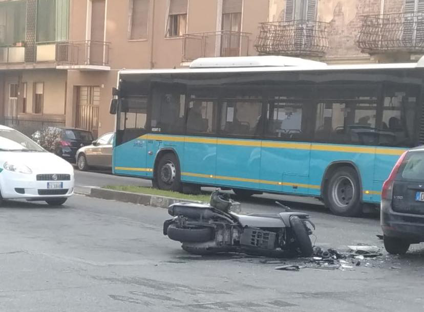Scontro tra auto e moto: giovane motociclista portato in ospedale