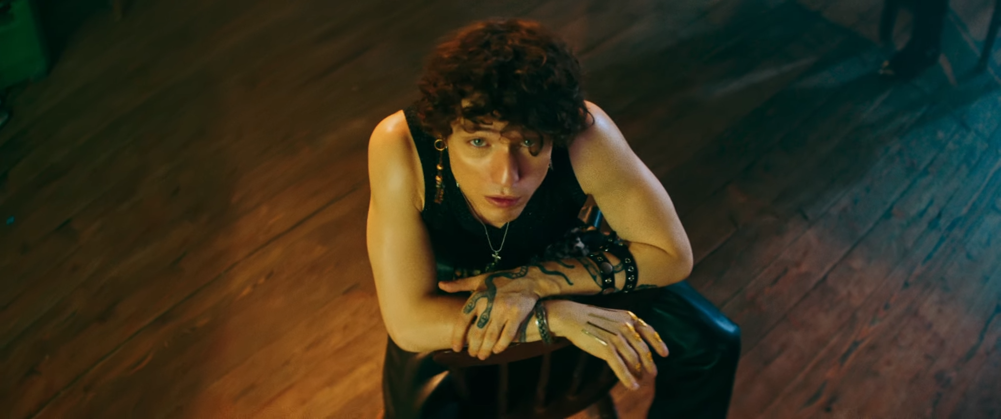 Irama costretto a ritirarsi dal Festival di Sanremo 2021? Lo salvano le case discografiche