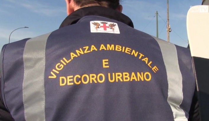 Rifiuti ingombranti abbandonati in via della Palazzina: tre multe degli Ispettori Ambientali