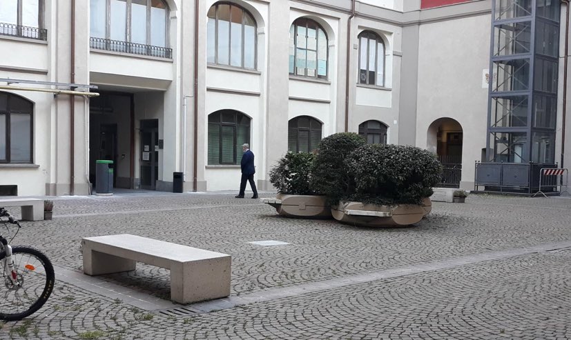 L’appello: “In piazza della Libertà le panchine non hanno più lo schienale, per noi anziani sono un problema”