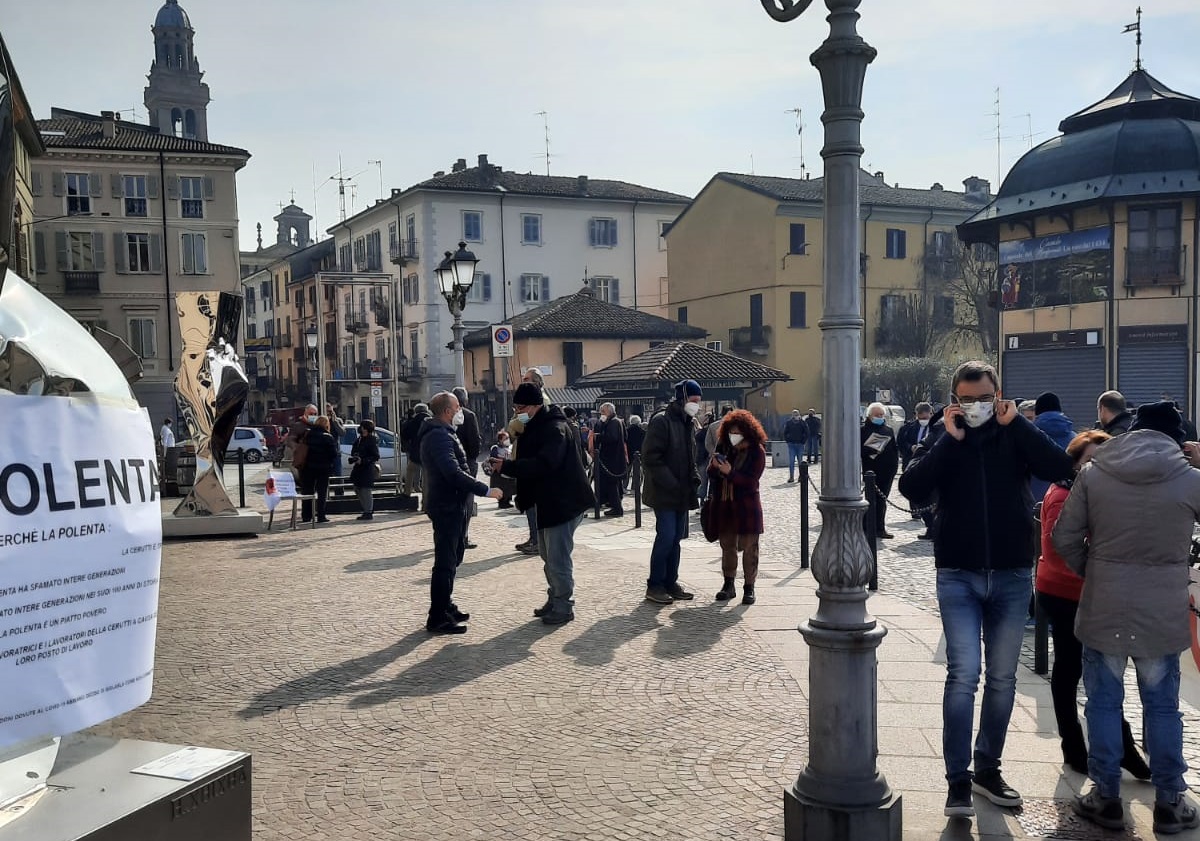 Crisi Cerutti, lavoratori in piazza Castello: “Raccontiamo ai casalesi il nostro dramma”