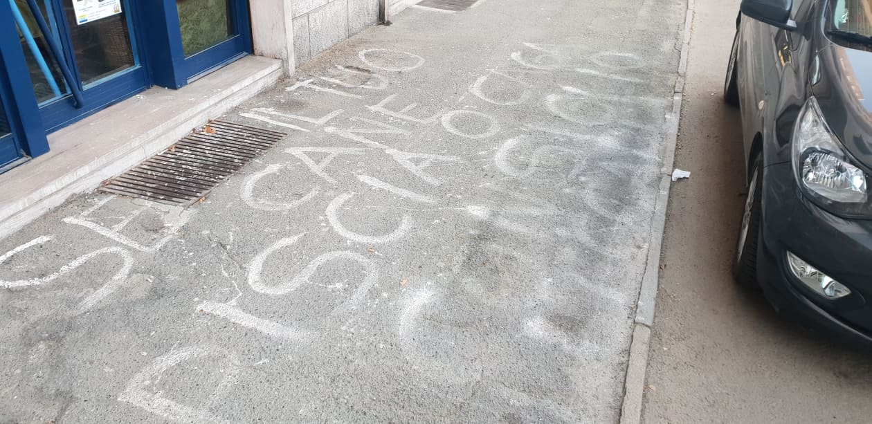 Sul marciapiede in spalto Marengo una scritta contro l’inciviltà dei padroni di animali