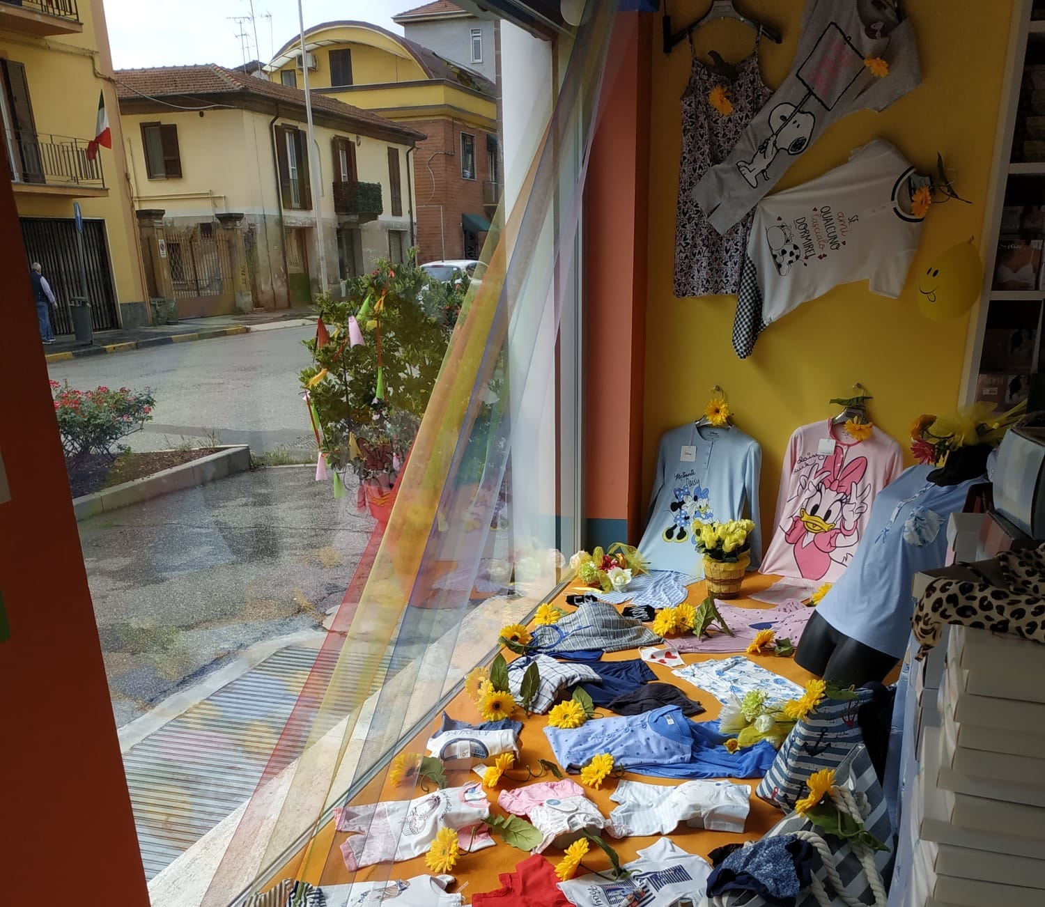 Per la Festa della Donna i commercianti del quartiere Cristo colorano le vetrine di giallo e lilla
