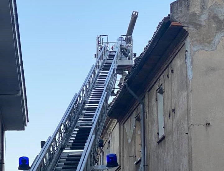 Camino pericolante in via Cavour a Valenza: la strada resta chiusa