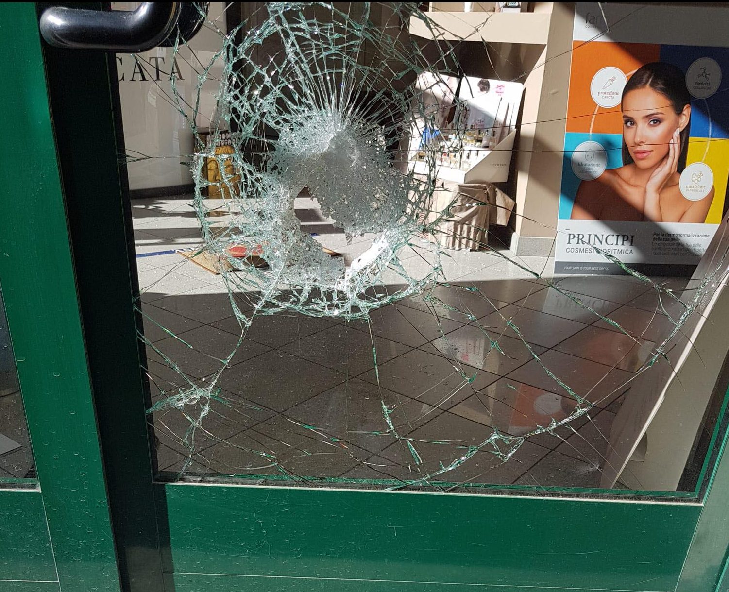 Spaccata nella notte in un centro estetico in centro ad Alessandria [FOTO]
