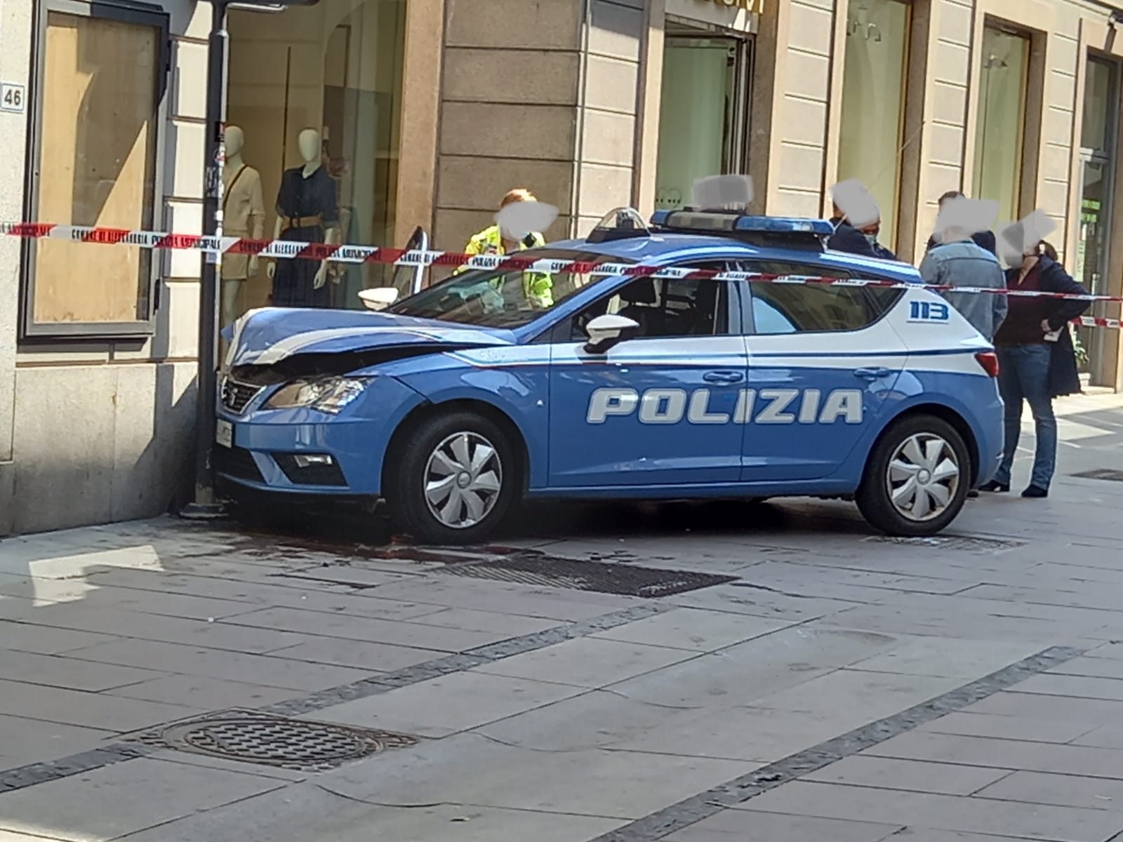 Auto Della Polizia Contro Un Muro Durante Inseguimento In Corso Roma