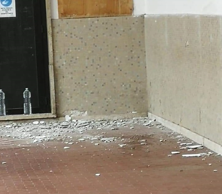 Cadono calcinacci alla scuola di Solero, genitori preoccupati: “Poco prima che uscissero i bambini”