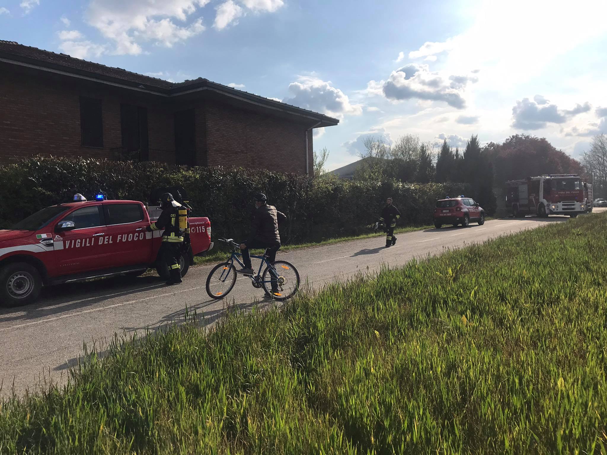 Incendio di un capannone agricolo a Solero: al lavoro tre squadre dei Vigili del Fuoco